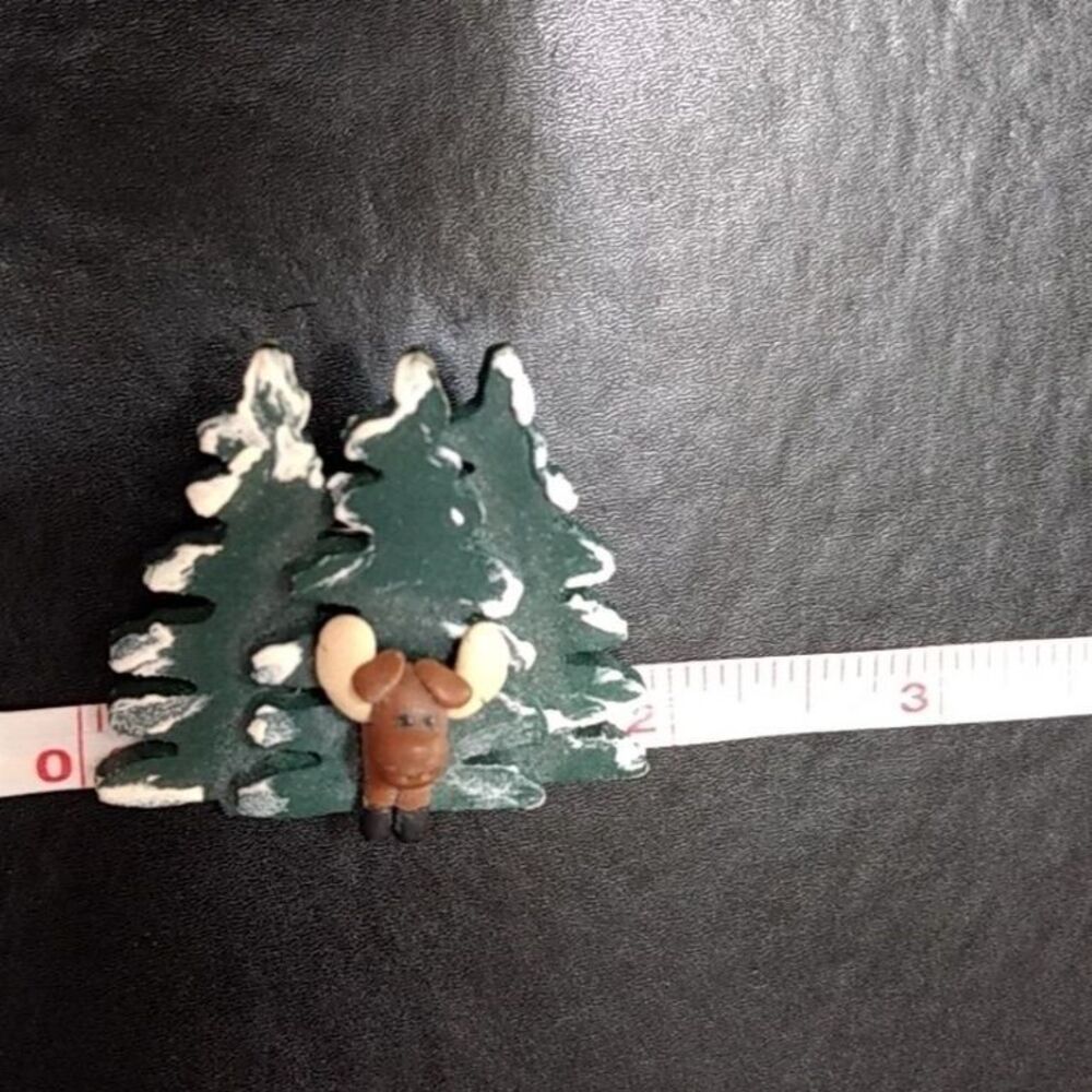 Painted moose brooch - Picture 8 of 8
